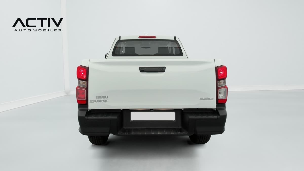 Isuzu D-MAX : face arrière avec hayon blanc, poignée de coffre et pare-chocs noir