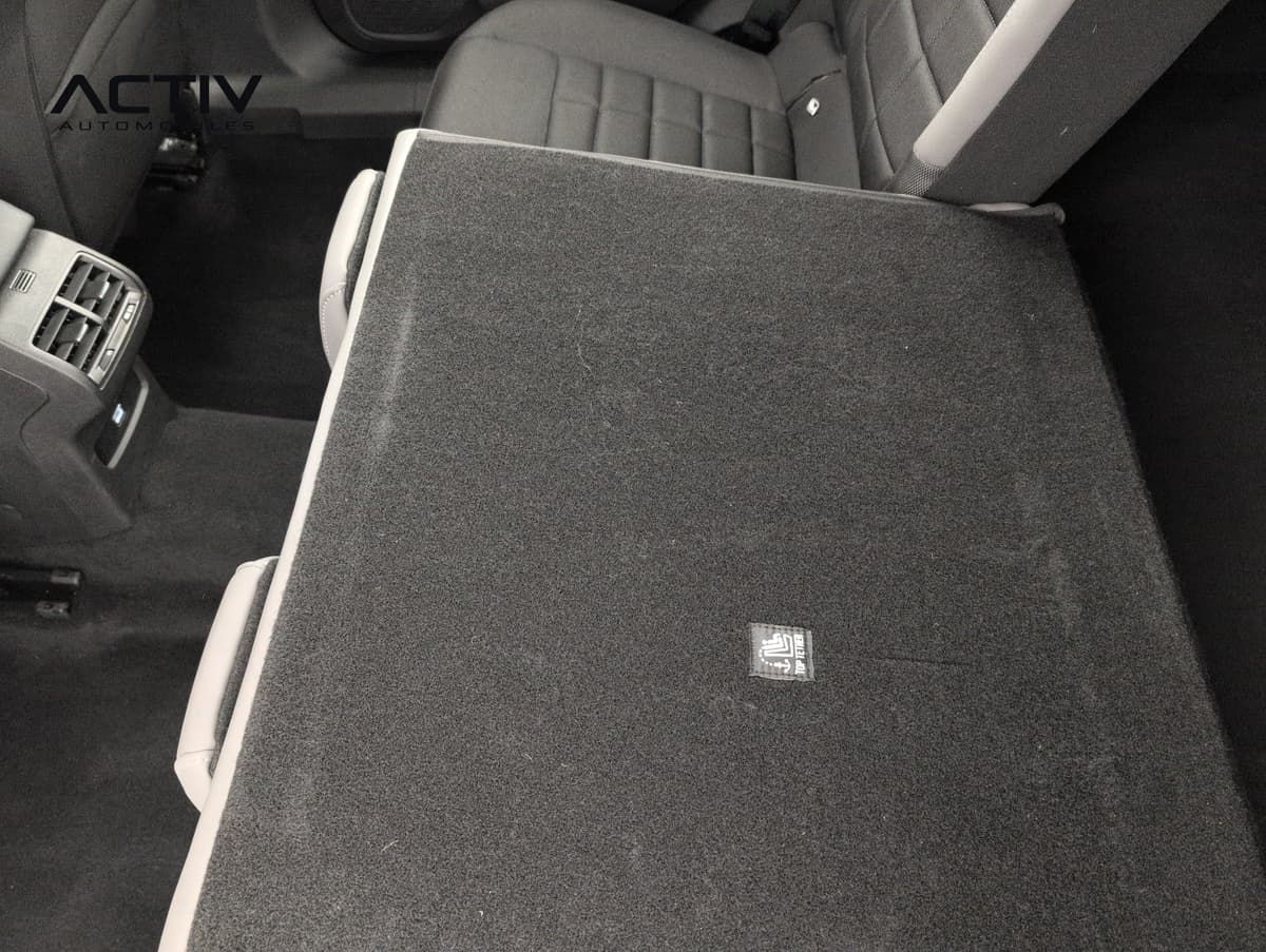 Citroën C4 : banquette arrière rabattue avec dos moquetté et aérateurs centraux arrière