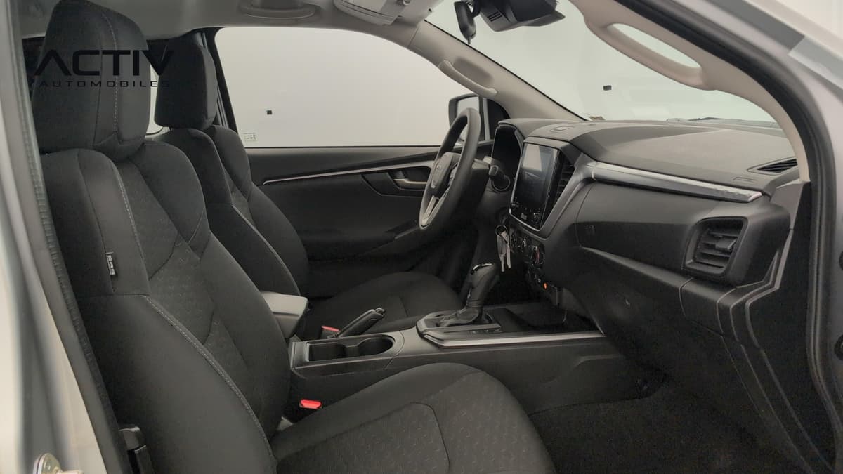 Isuzu D-MAX : habitacle avant côté passager avec sièges en tissu noir et levier automatique
