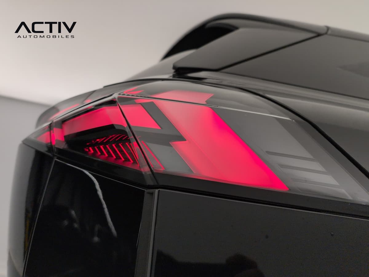 Renault Symbioz : feu arrière allumé avec sa signature lumineuse en Y