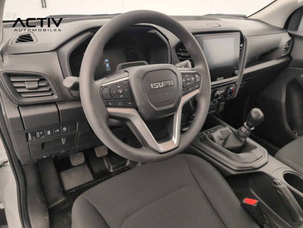 Isuzu D-MAX : poste de conduite avec volant, commandes au volant et levier de vitesses manuel