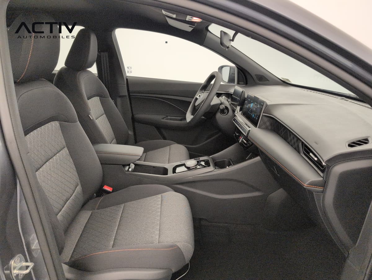 Mg MG3 : habitacle avant côté passager avec sièges en tissu noir et accoudoir central