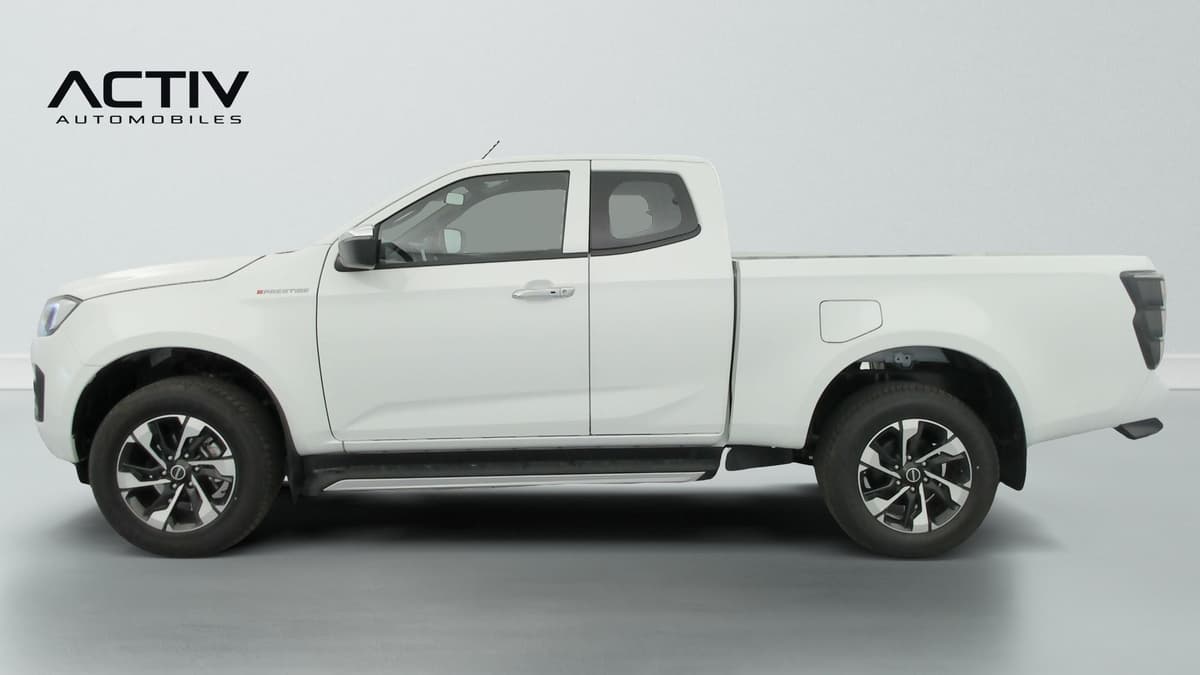 Isuzu D-MAX : profil gauche du pick-up blanc à cabine allongée avec marchepied latéral