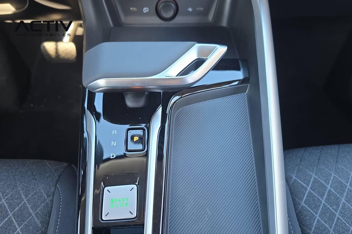 Mg ZS : console centrale avec sélecteur de vitesses automatique et bouton de démarrage