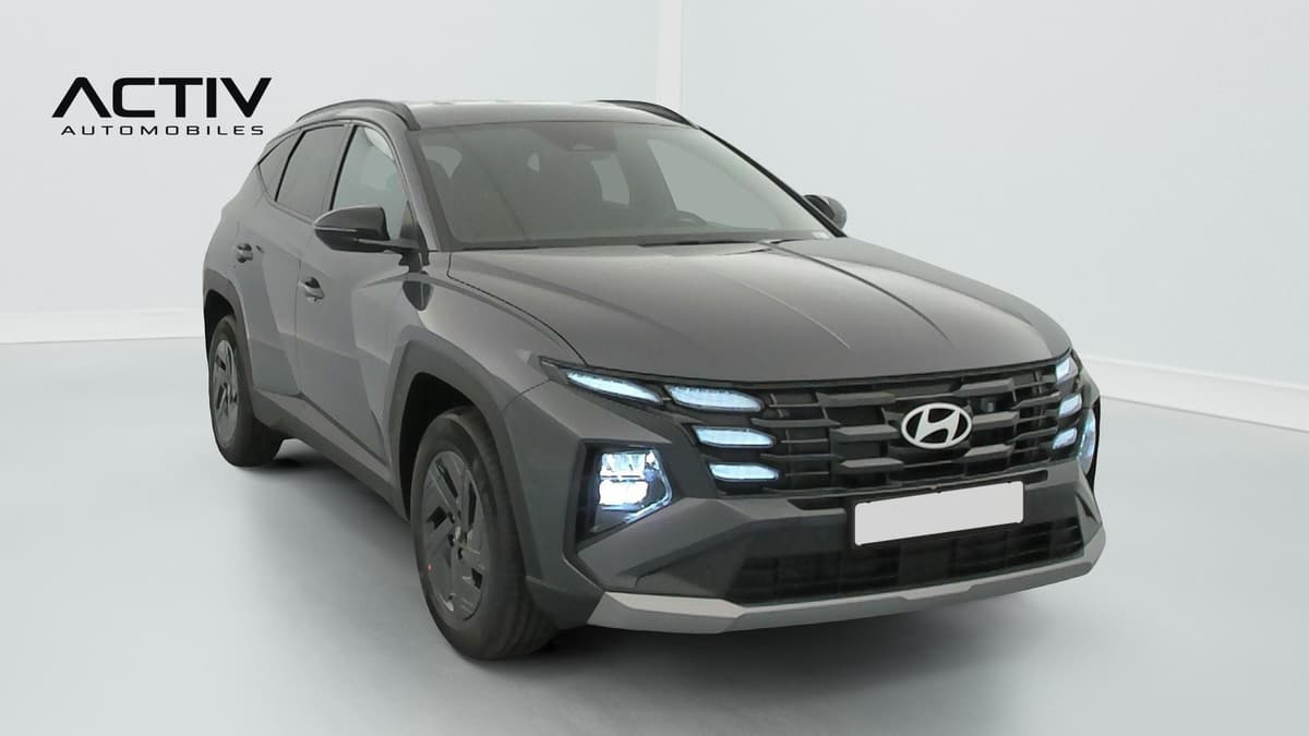 Hyundai Tucson : SUV gris vu de trois quarts avant droit, avec calandre et feux à LED