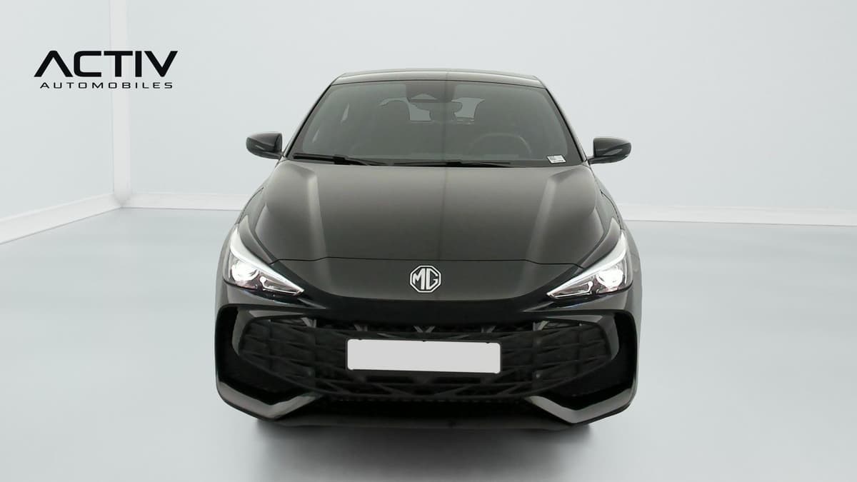 Mg MG3 : face avant noire avec optiques à LED, calandre ajourée et rétroviseurs