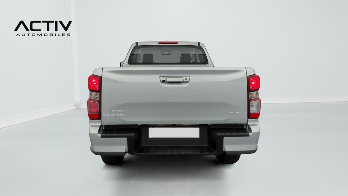 Isuzu D-MAX : face arrière du pick-up avec hayon, feux rouges et pare-chocs noir