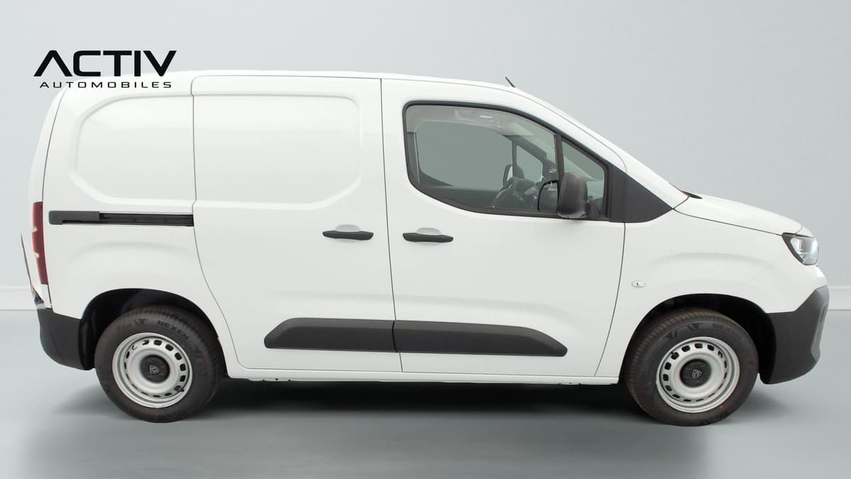 Peugeot Partner Fourgon : profil droit d'un fourgon blanc avec porte latérale coulissante et jantes tôle