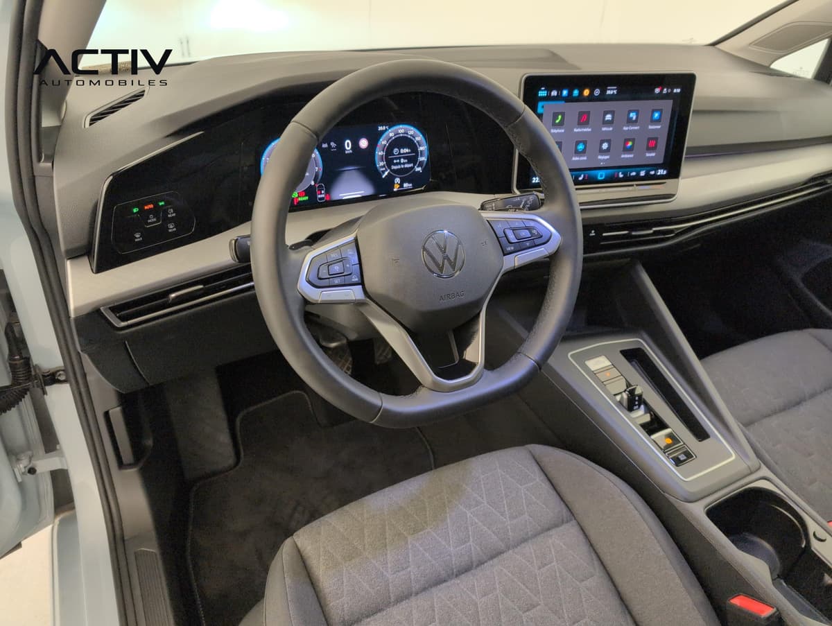 Volkswagen Golf 8 : poste de conduite avec volant, combiné digital et écran tactile central