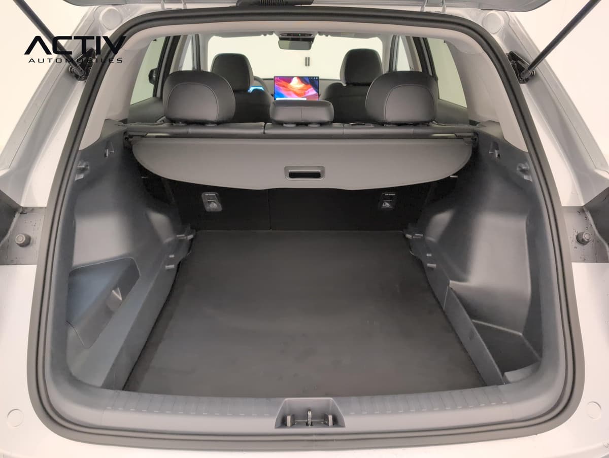Geely Starray : coffre ouvert avec cache-bagages tendu et plancher plat