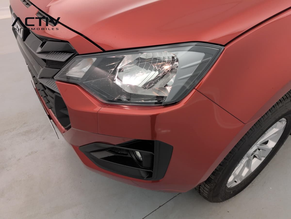 Isuzu D-MAX : optique avant gauche allumé avec antibrouillard dans le pare-chocs
