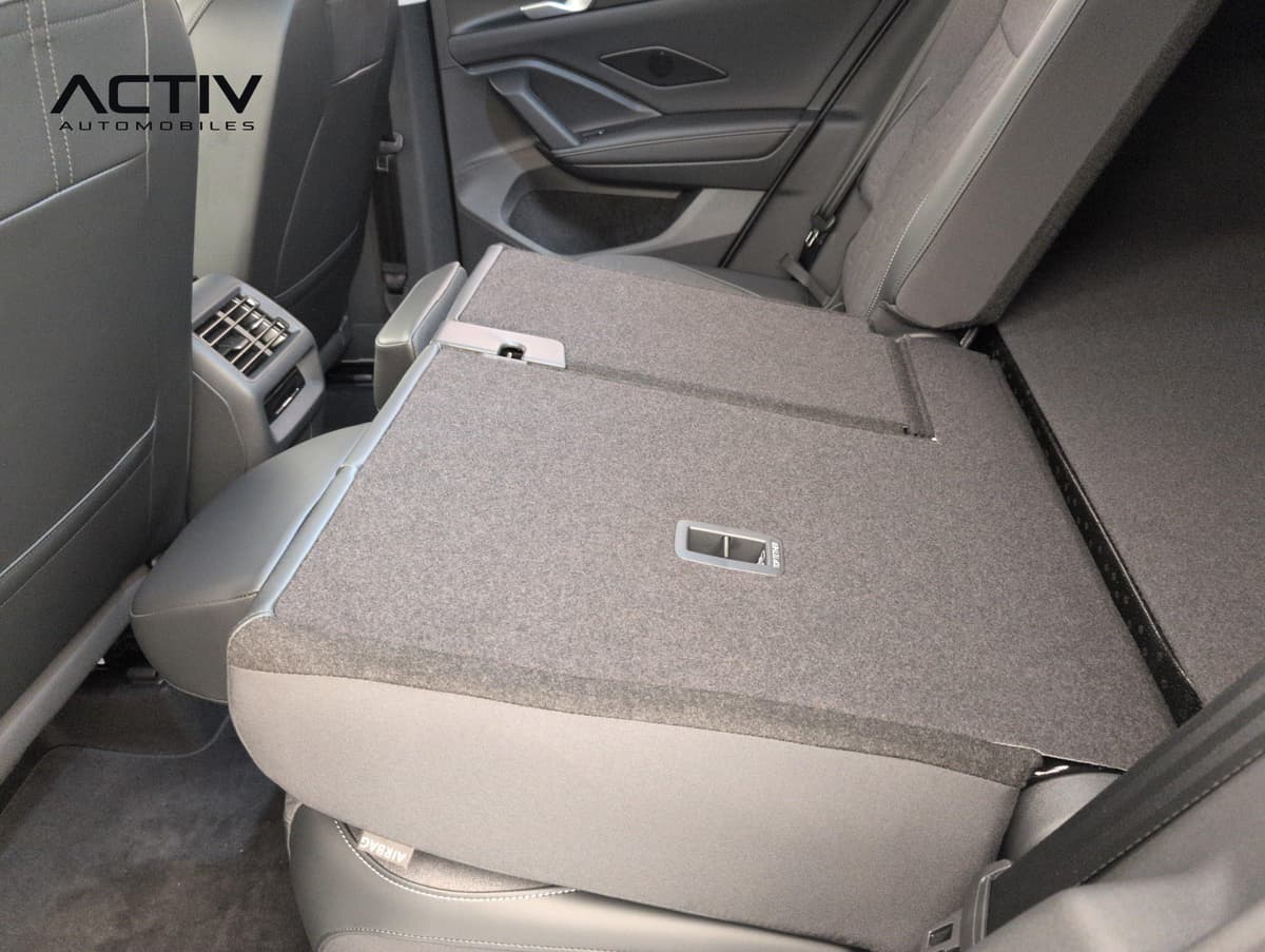 Volkswagen Tiguan : banquette arrière avec dossier rabattu formant un plancher plat