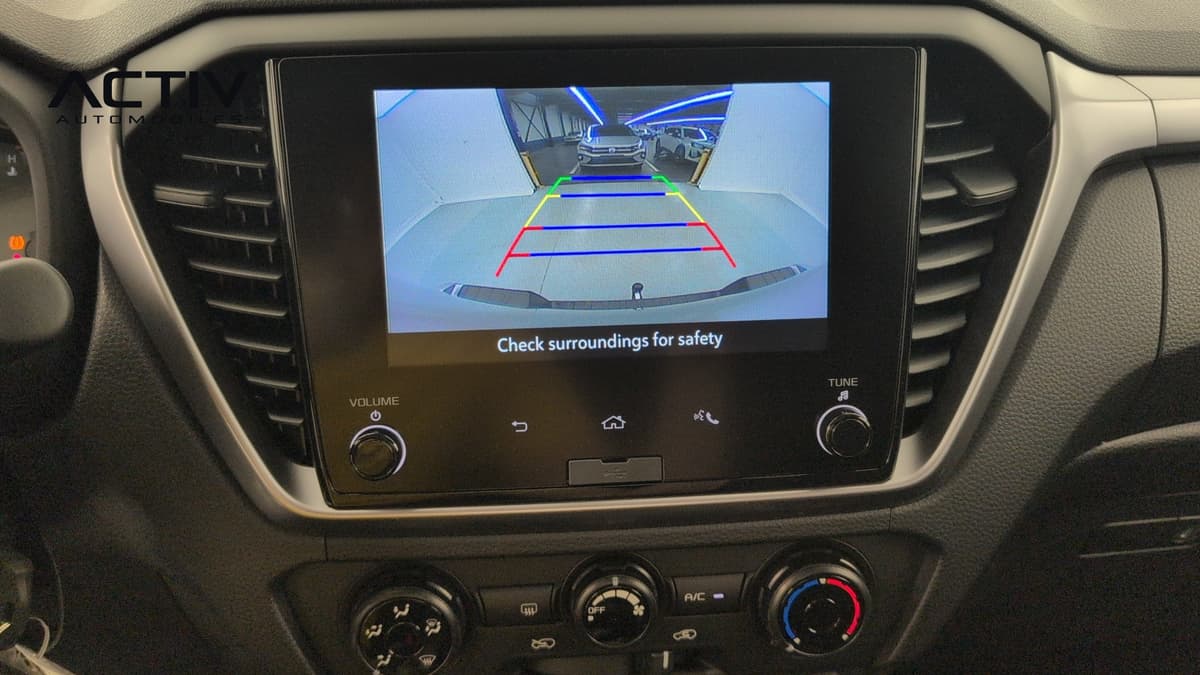 Isuzu D-MAX : écran tactile affichant l'image de la caméra de recul avec lignes de guidage