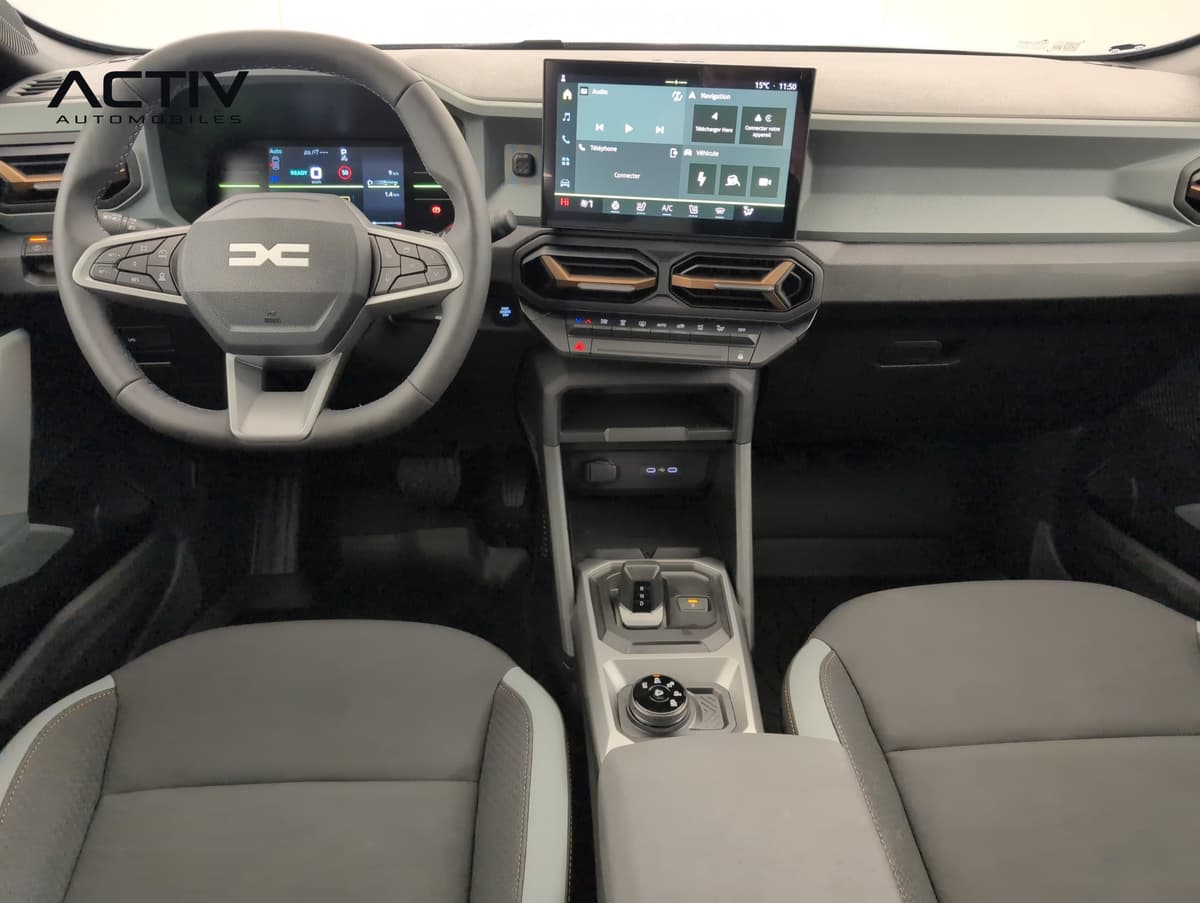 Dacia Duster : planche de bord avec écran tactile, volant et console centrale avec accoudoir