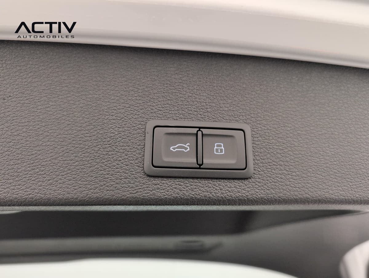 Audi Q2 : boutons de fermeture du hayon et de verrouillage sur la garniture du coffre