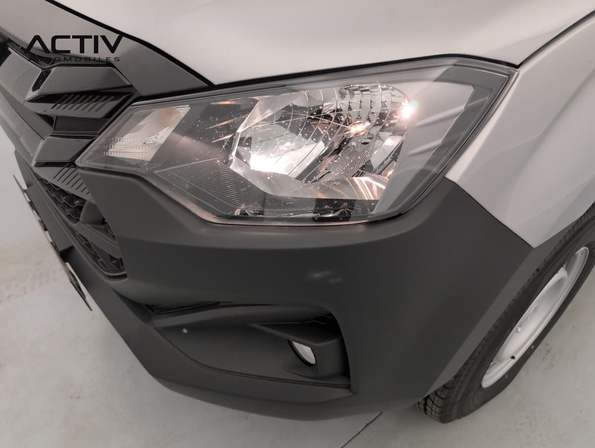 Isuzu D-MAX : phare avant halogène et pare-chocs noir avec feu anti-brouillard