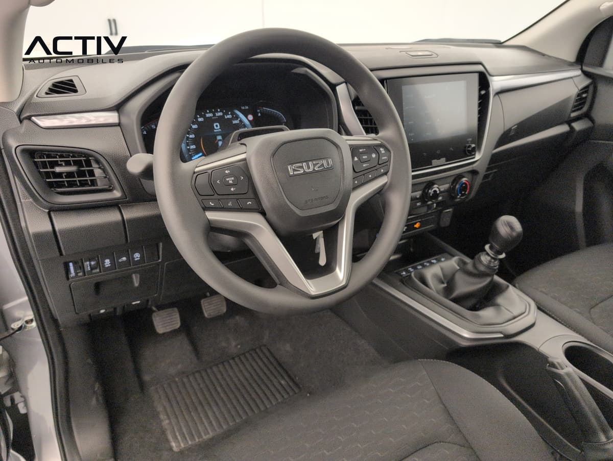Isuzu D-MAX : poste de conduite avec volant à commandes, écran tactile et levier de vitesses manuel