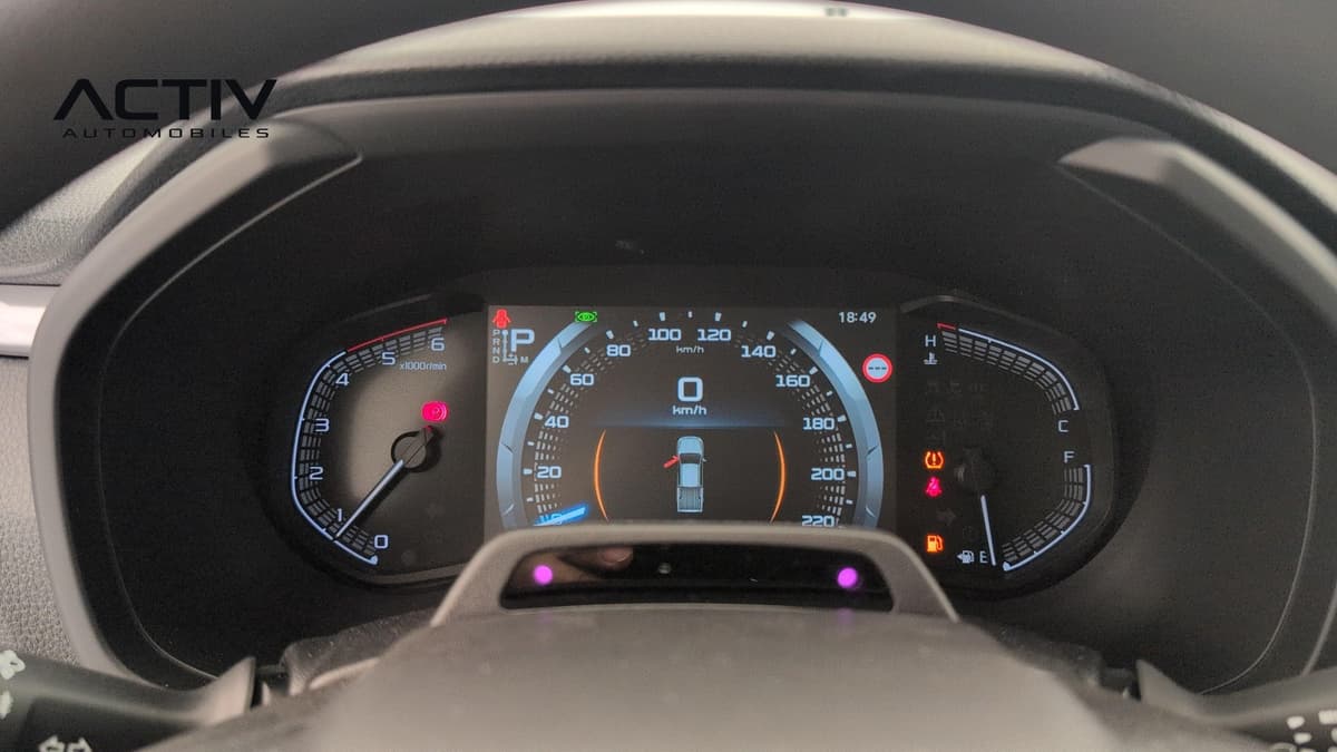 Isuzu D-MAX : combiné d'instruments avec compteur numérique central et voyants allumés