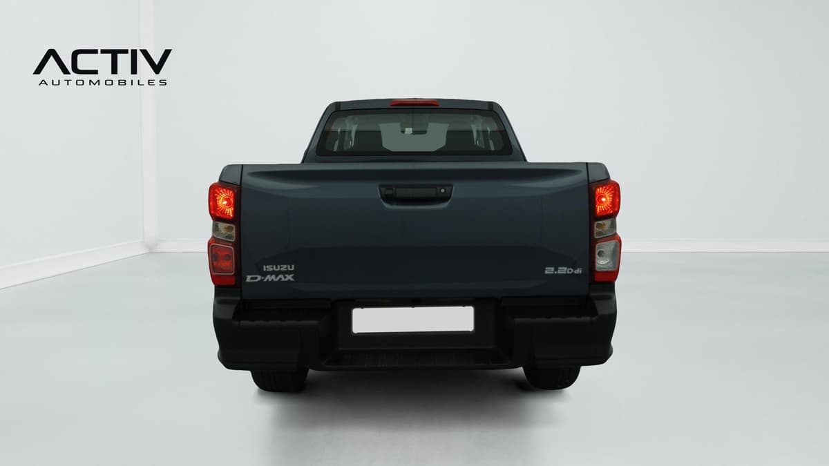 Isuzu D-MAX : face arrière avec hayon de benne, feux rouges et pare-chocs noir
