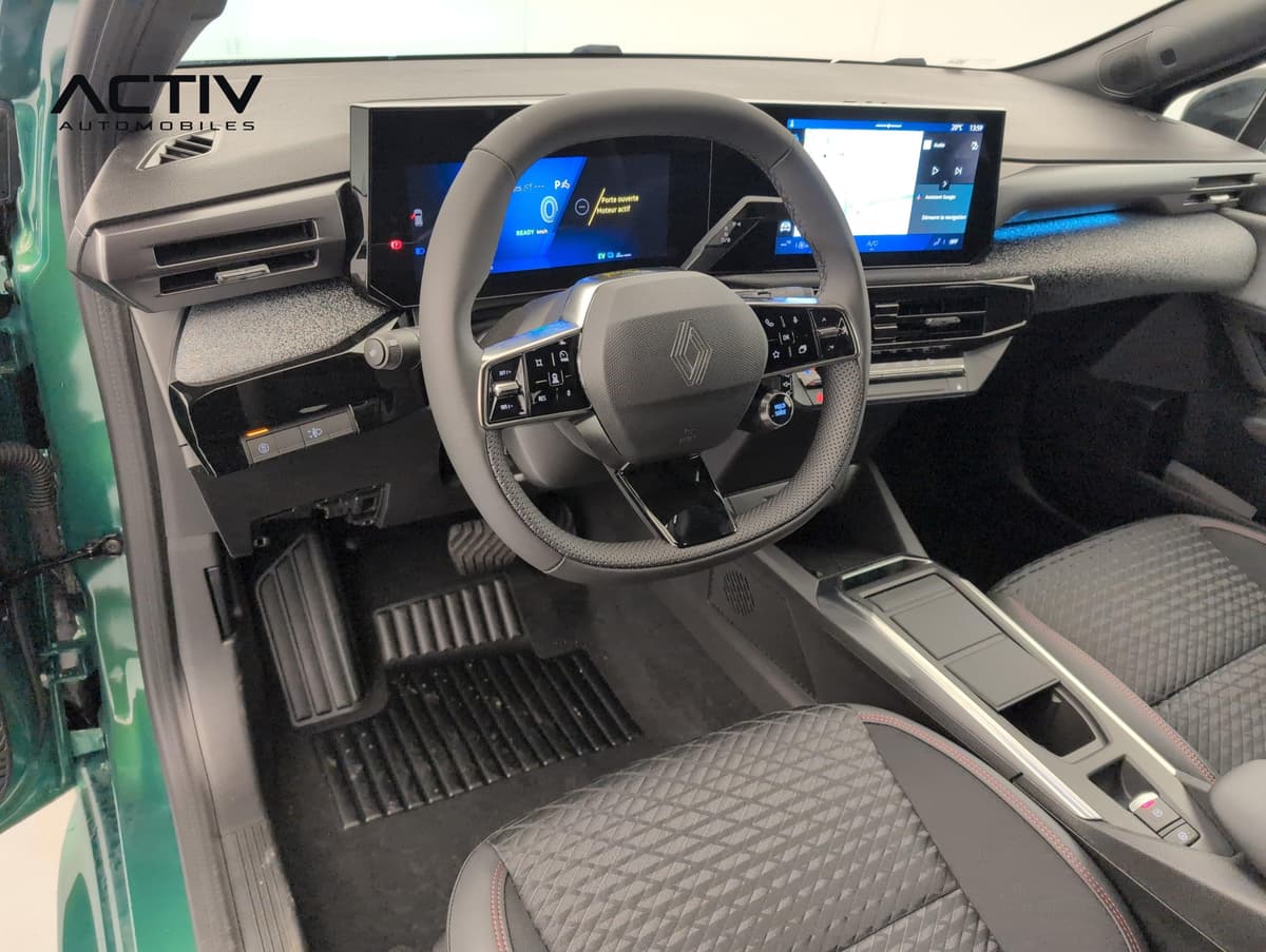 Renault Clio 6 : habitacle avant côté conducteur avec volant, double écran et sièges matelassés