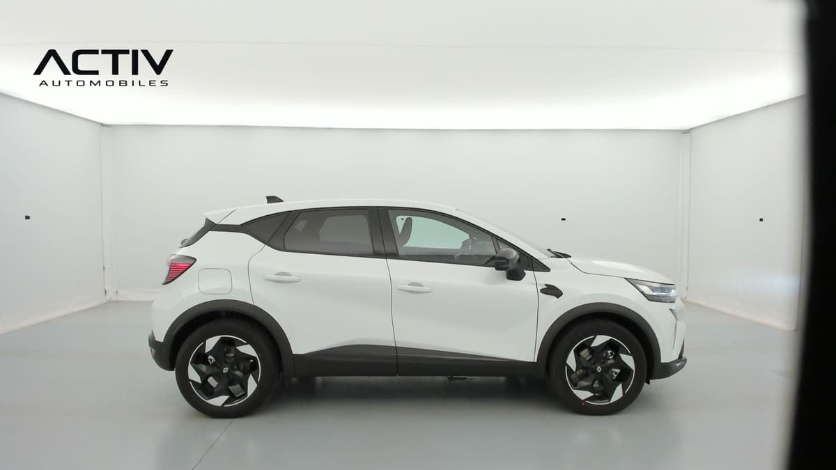 Renault Captur : profil droit du SUV blanc avec jantes aluminium noires et blanches