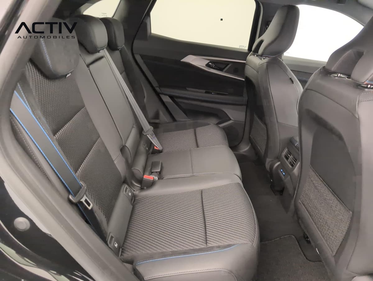 Renault Austral : banquette arrière noire avec surpiqûres bleues vue par la portière ouverte