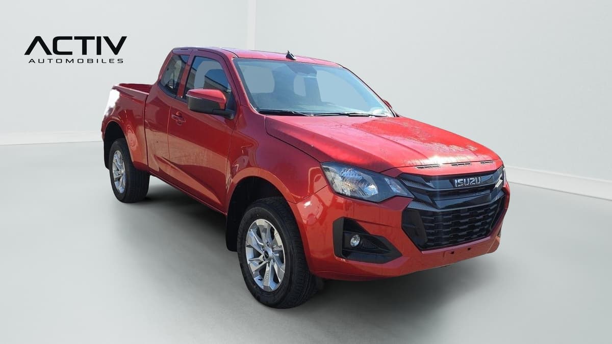 Isuzu D-MAX : pick-up vu de trois quarts avant droit, avec jantes alliage et anti-brouillard