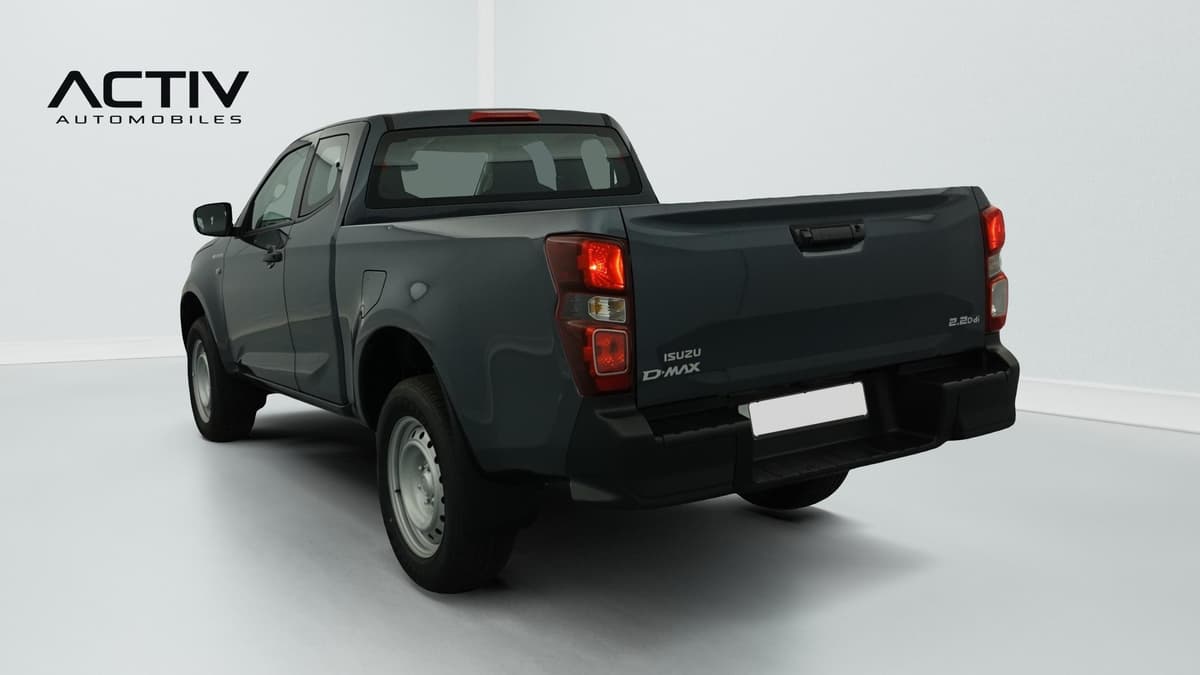 Isuzu D-MAX : arrière trois quarts gauche avec hayon, feux arrière et jantes en acier