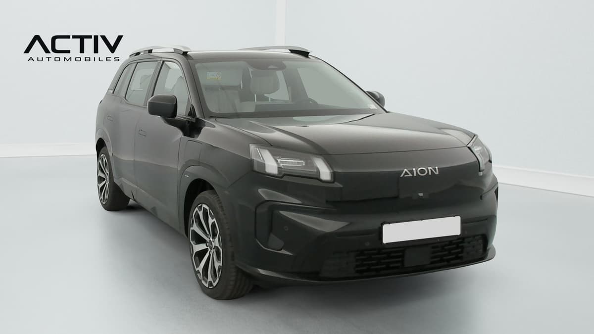 Aion V : SUV noir vu de l'avant côté droit, avec jantes bicolores et barres de toit