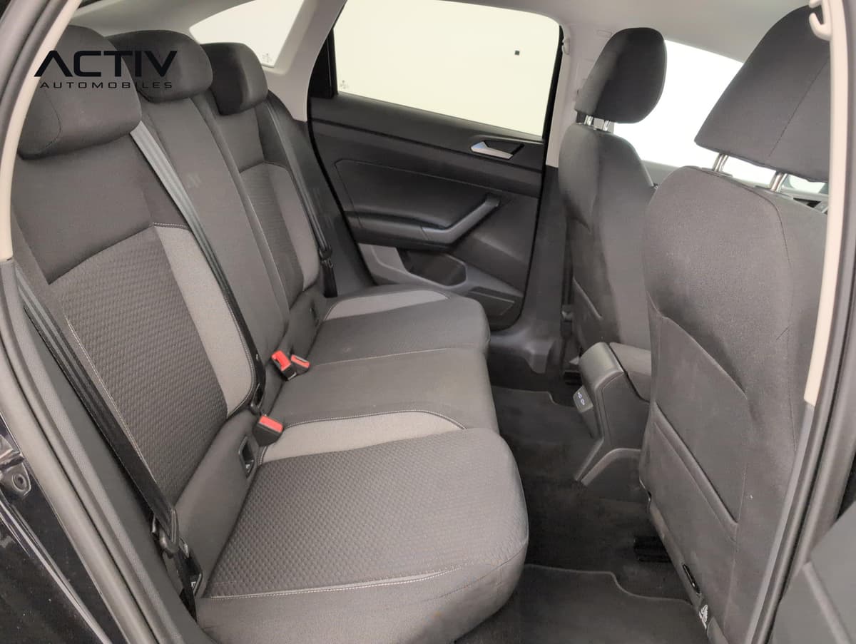 Volkswagen Taigo : banquette arrière en tissu noir et gris vue par la portière gauche ouverte