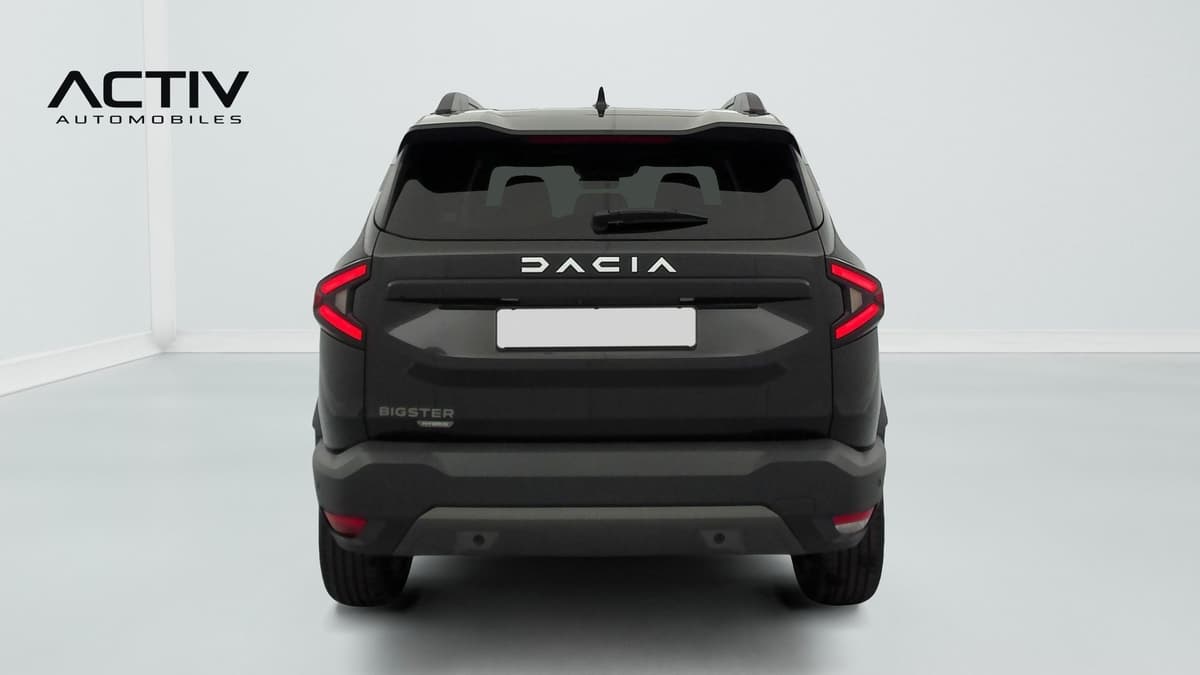 Dacia Bigster Hybrid : face arrière avec feux à LED, hayon et pare-chocs