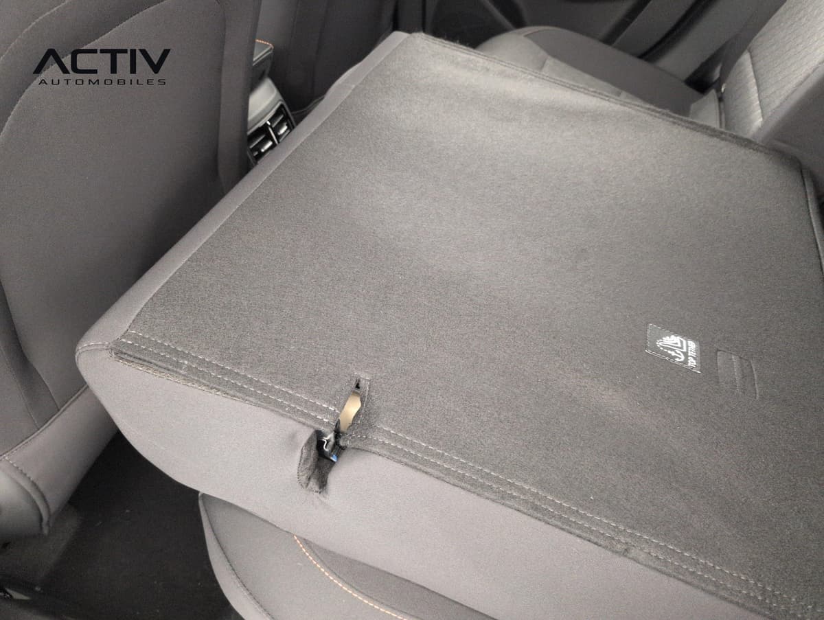 Mg MG3 : dossier de banquette arrière rabattu, garnissage en tissu noir