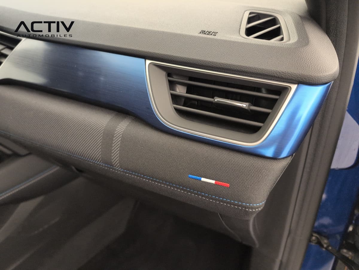 Renault Symbioz : côté passager de la planche de bord avec insert bleu brossé et liseré tricolore