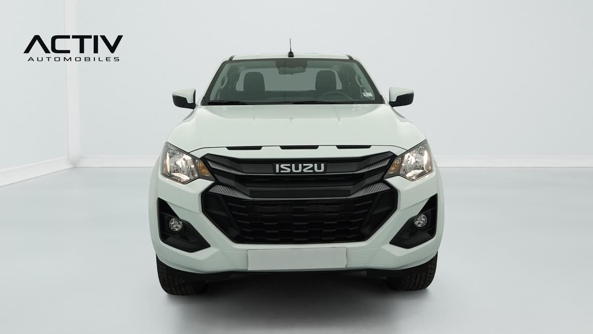 Isuzu D-MAX : face avant blanche avec calandre noire, phares et feux anti-brouillard