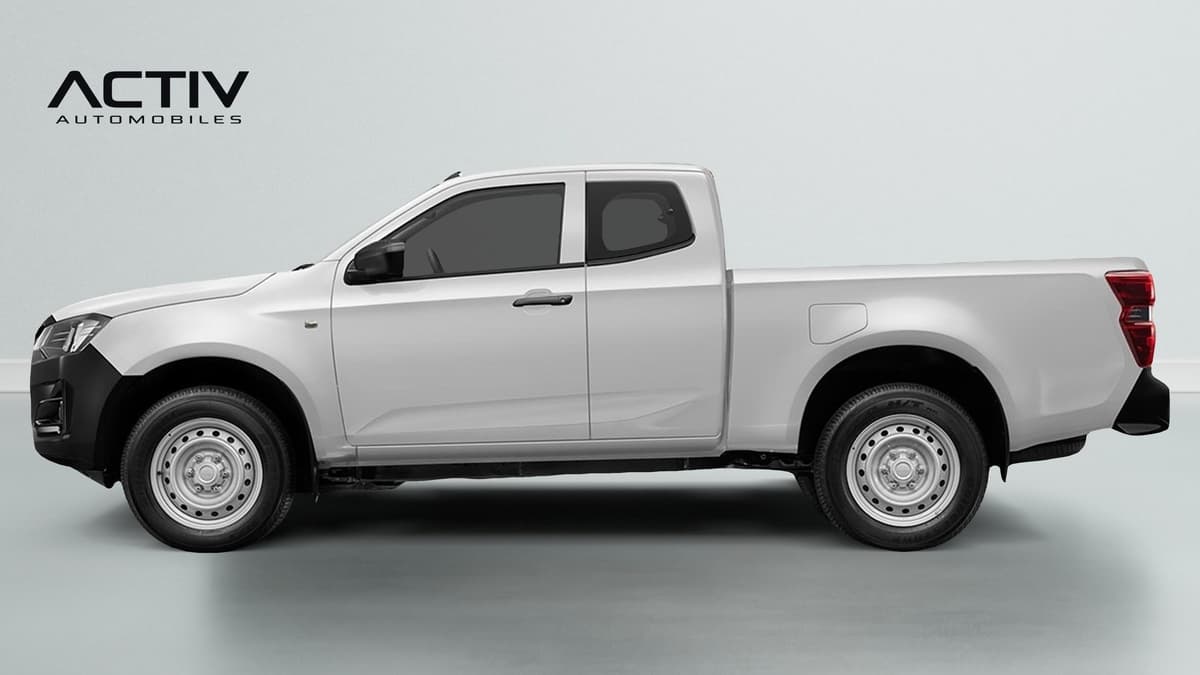 Isuzu D-MAX : profil gauche d'un pick-up argenté à cabine allongée avec jantes en acier