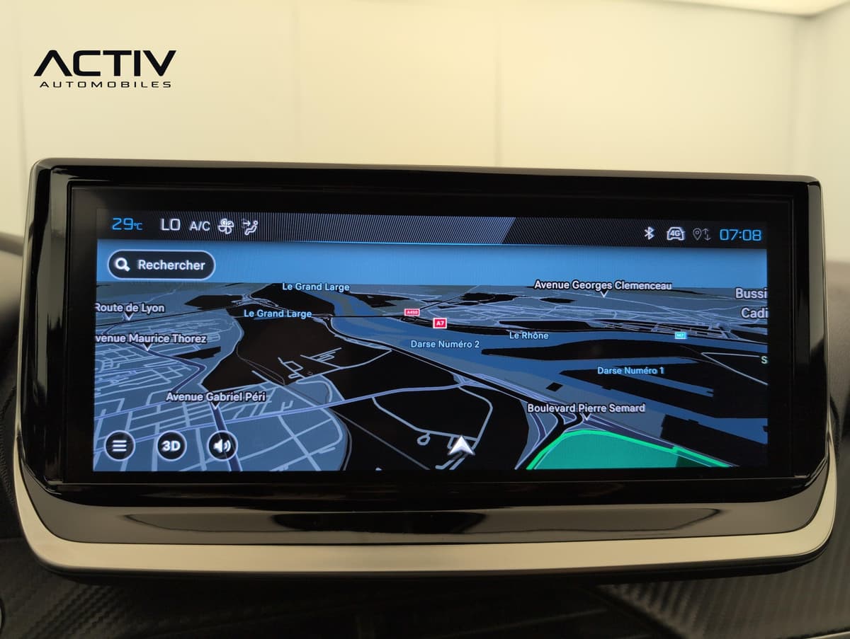 Peugeot 2008 : écran tactile couleur affichant une carte de navigation en 3D