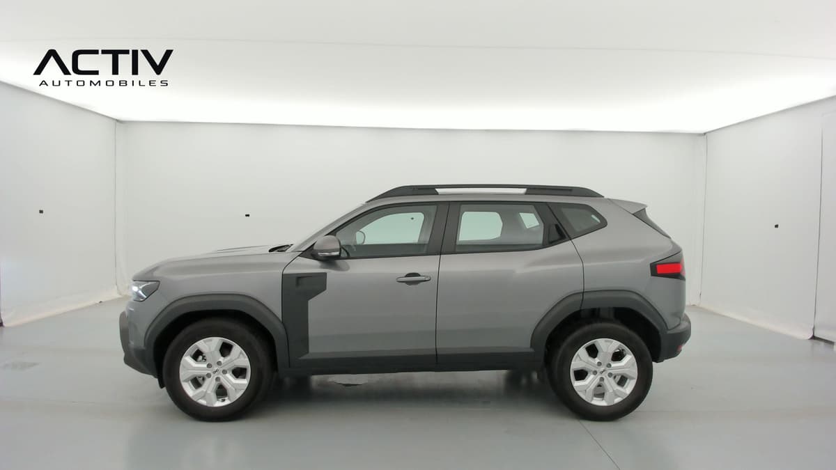 Dacia Duster : profil gauche du SUV gris avec jantes alliage et barres de toit longitudinales