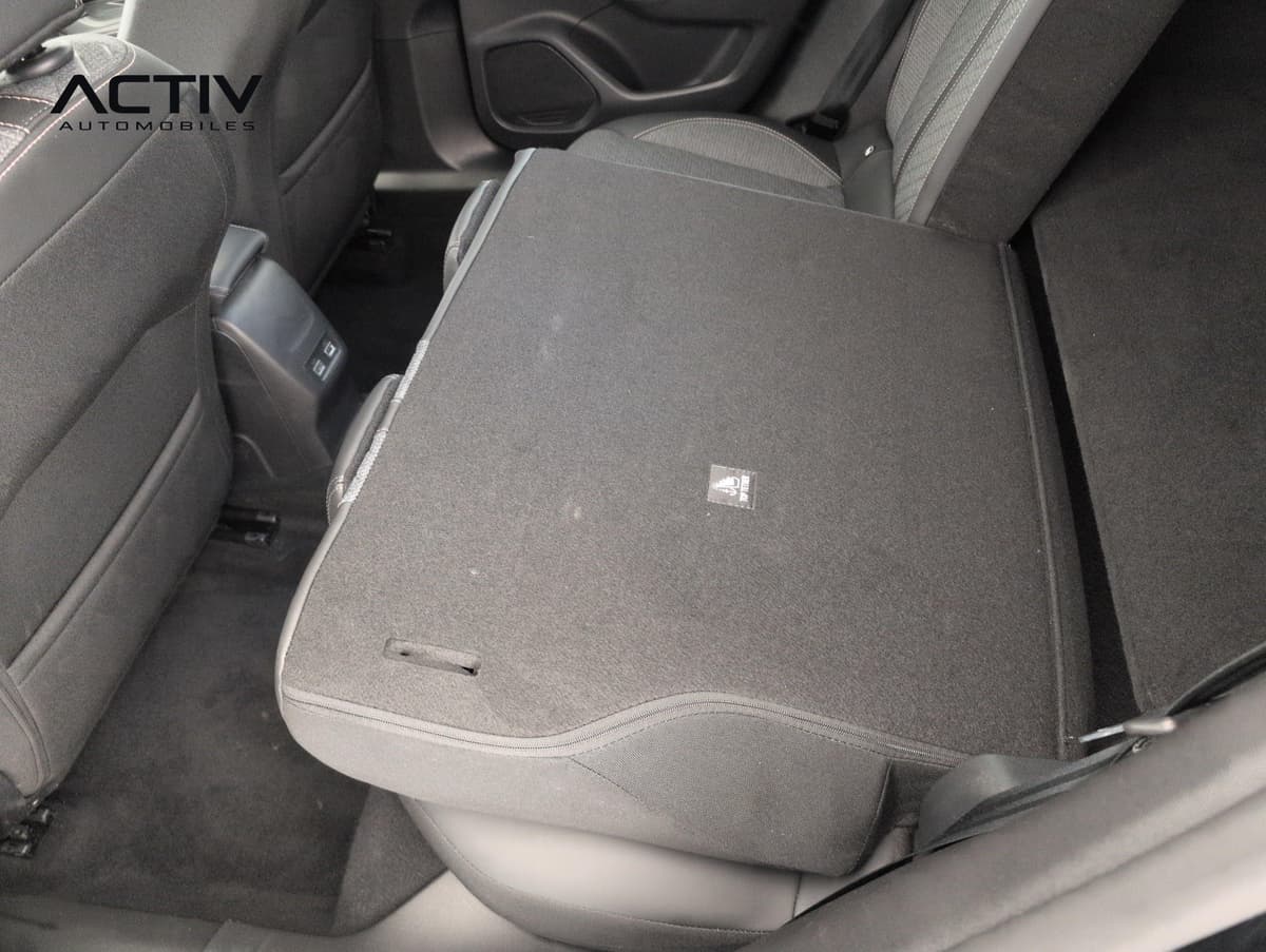Peugeot 2008 : banquette arrière rabattue avec dossier recouvert de moquette noire