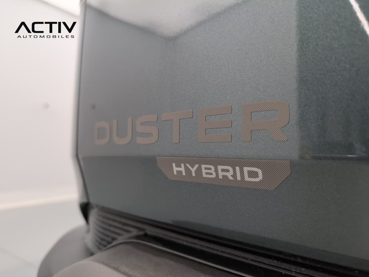 Dacia Duster : monogramme et badge hybride sur le hayon, vus de près