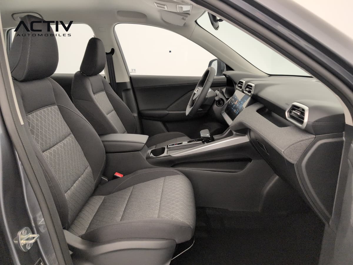 Mg ZS : sièges avant en tissu noir et planche de bord vus par la portière passager
