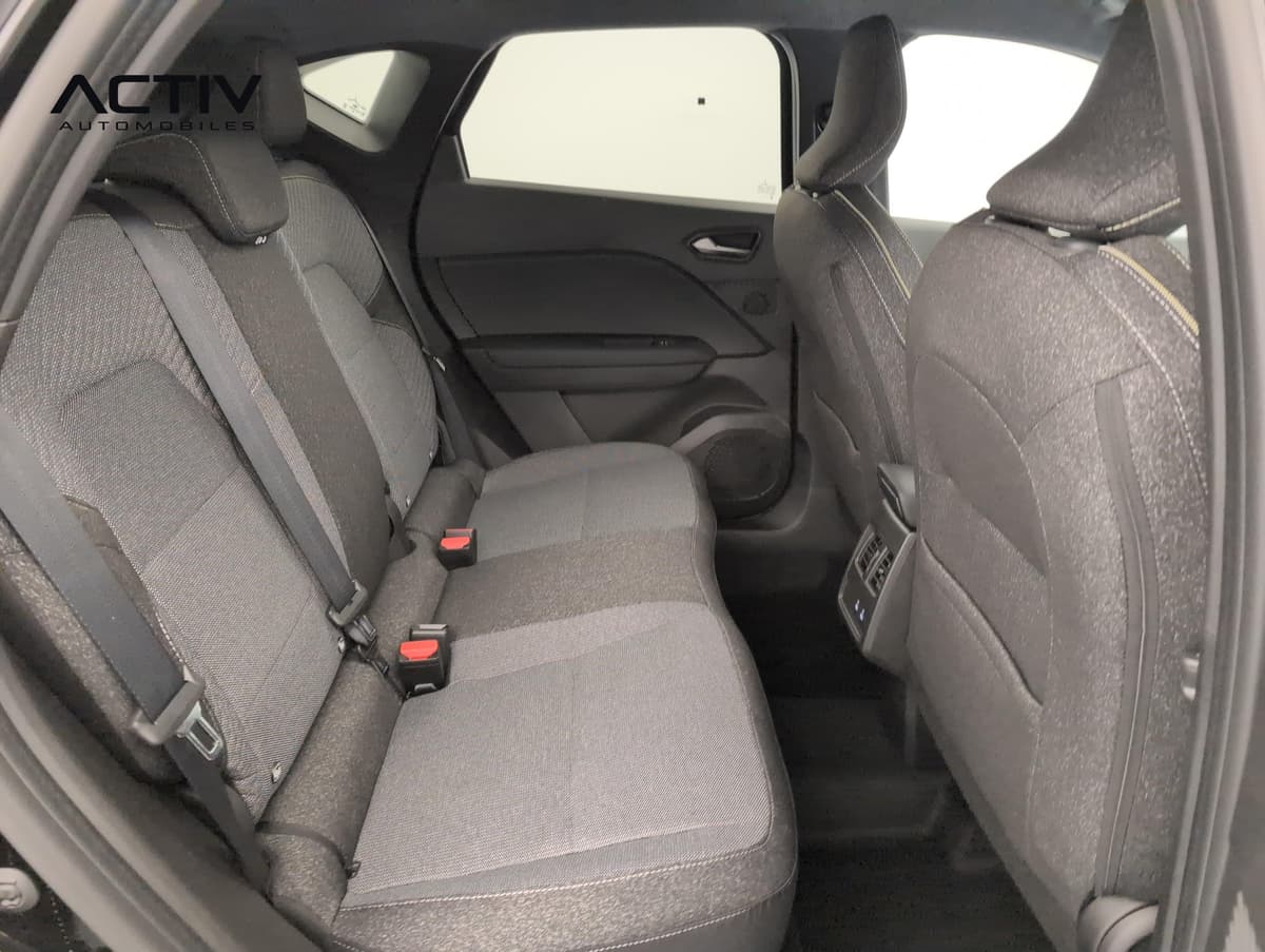 Renault Captur : banquette arrière en tissu gris vue par la portière avant ouverte
