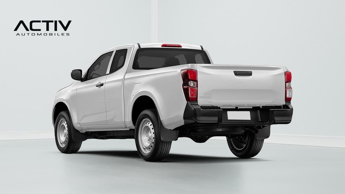 Isuzu D-MAX : arrière trois quarts gauche avec hayon, feux rouges et pare-chocs noir