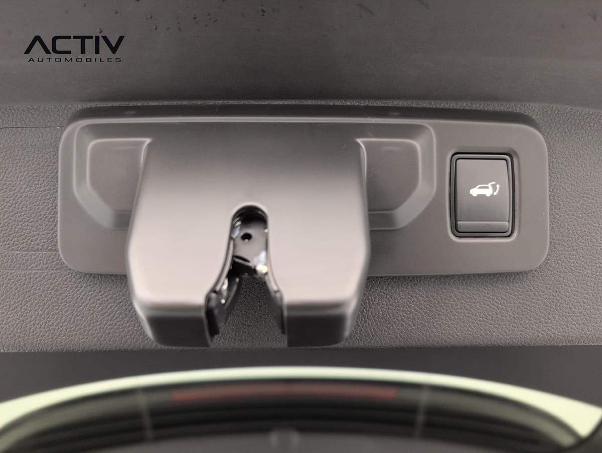 Renault Austral : gâche de hayon avec bouton de fermeture du hayon sur le haut du coffre