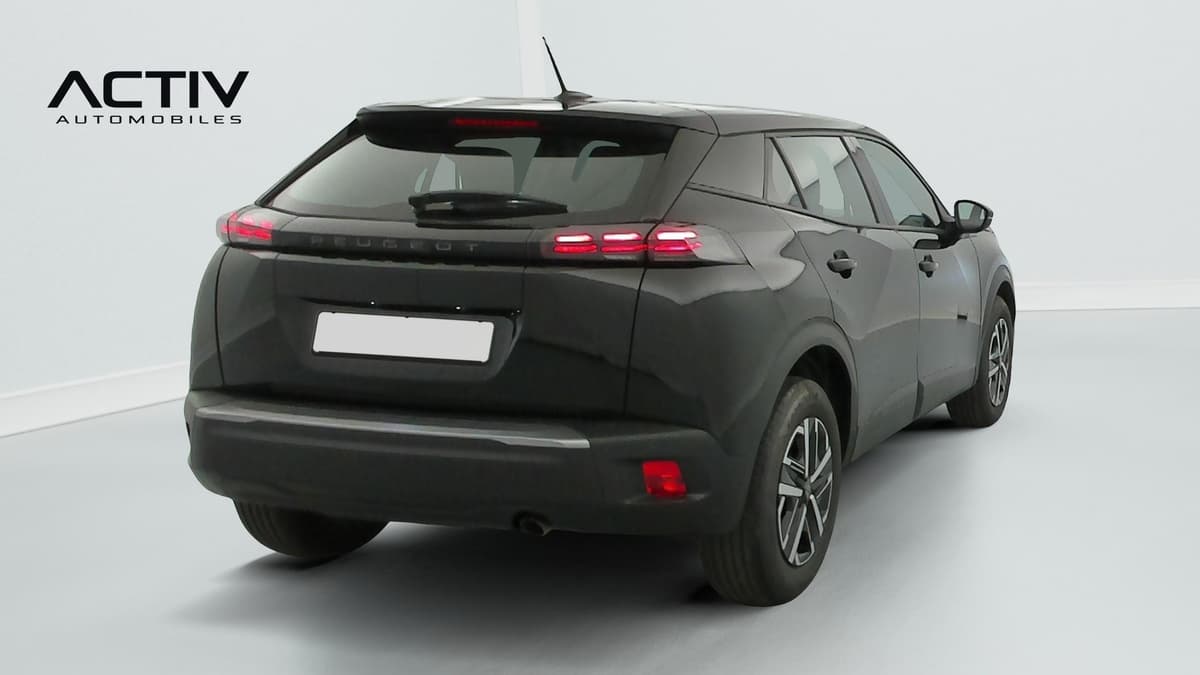 Peugeot 2008 : vue arrière trois quarts droit avec feux à trois griffes et jantes tôle