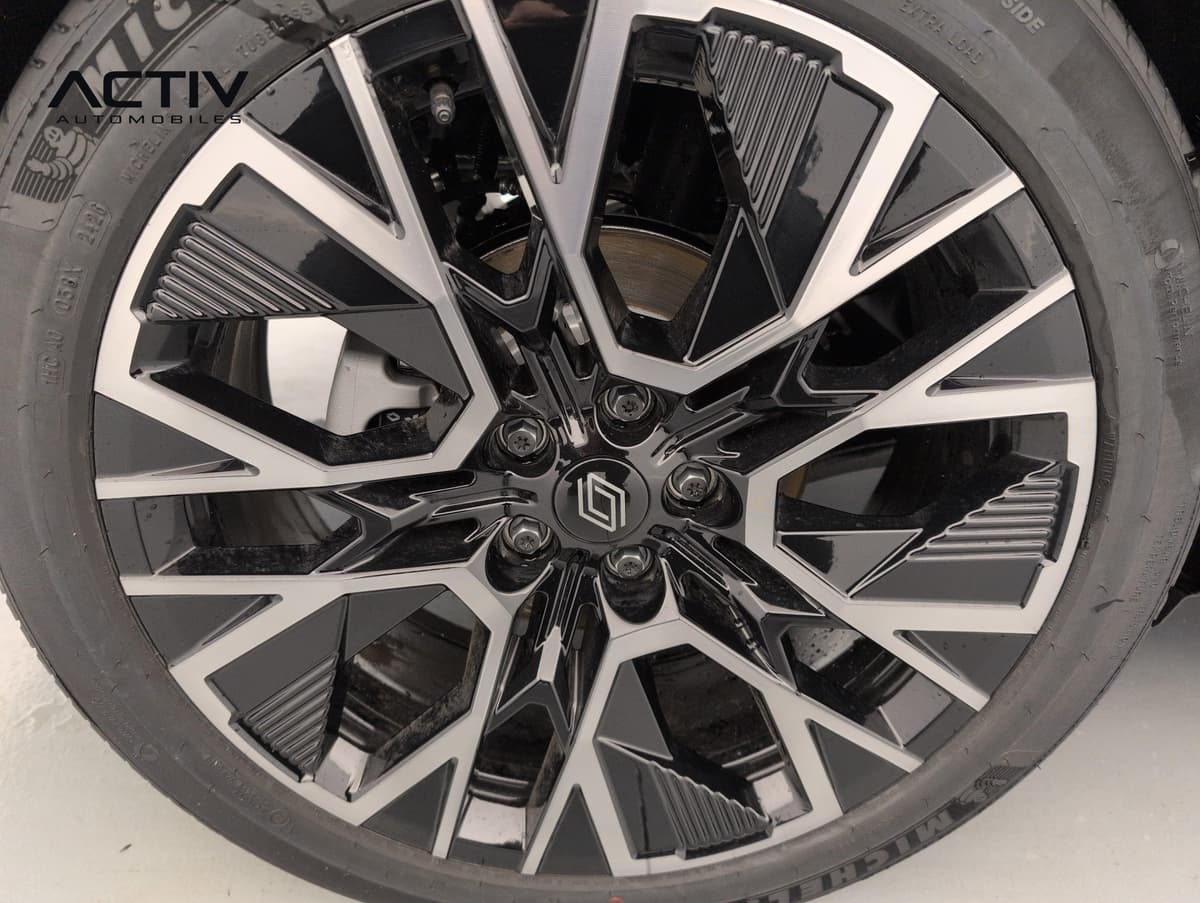 Renault Austral : jante alliage diamantée noir avec pneu et disque de frein visibles