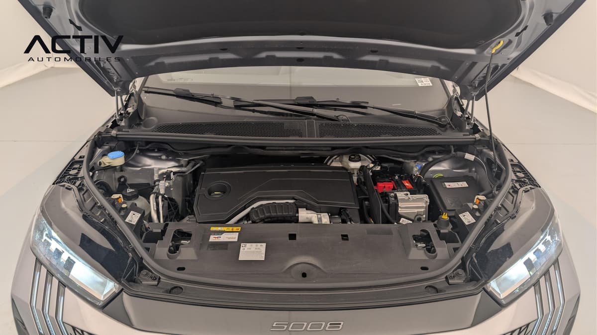 Peugeot 5008 : compartiment moteur ouvert avec cache moteur noir et batterie visible