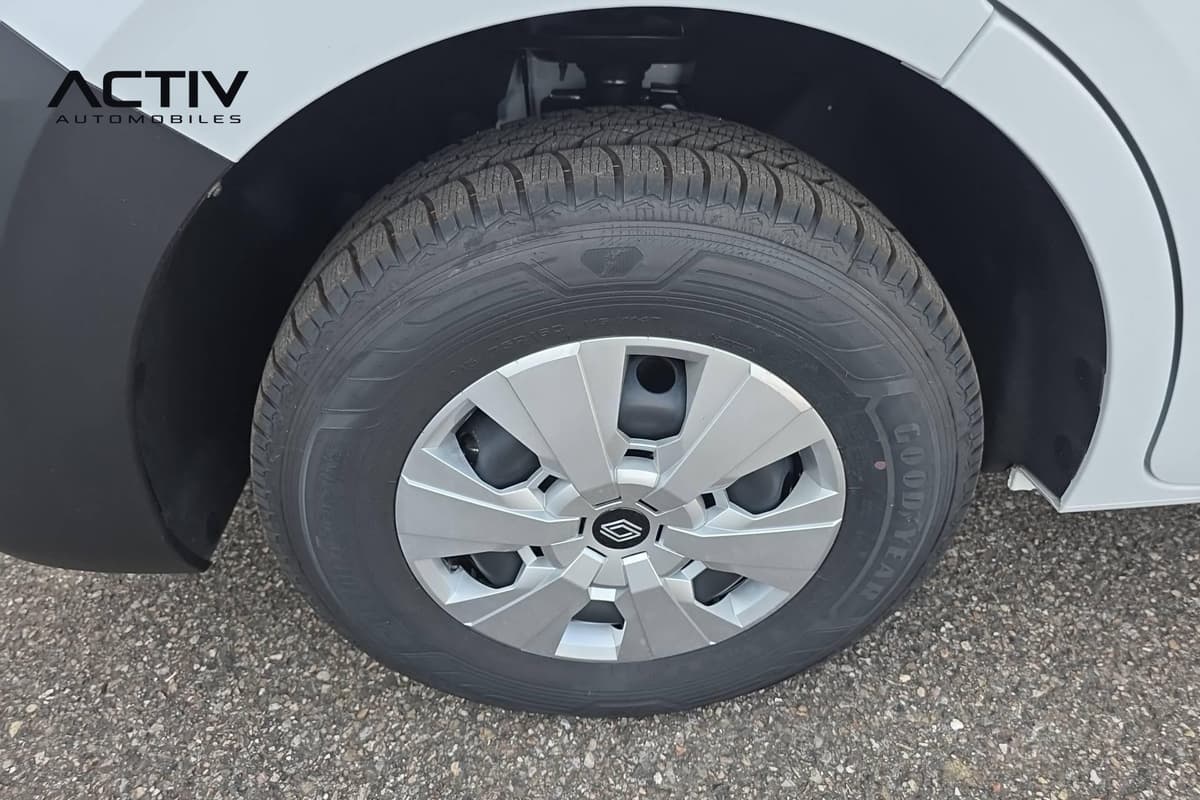 Renault Master Fourgon : roue avec enjoliveur gris et pneu à sculptures marquées
