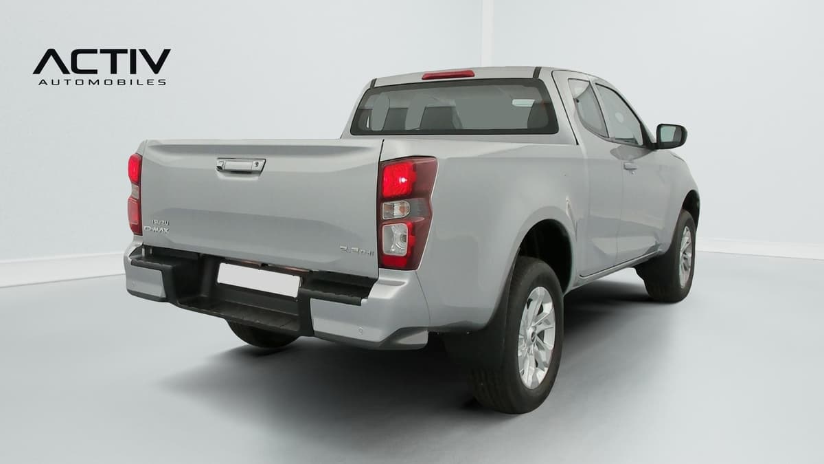 Isuzu D-MAX : pick-up gris vu de l'arrière droit, avec hayon fermé et feu arrière