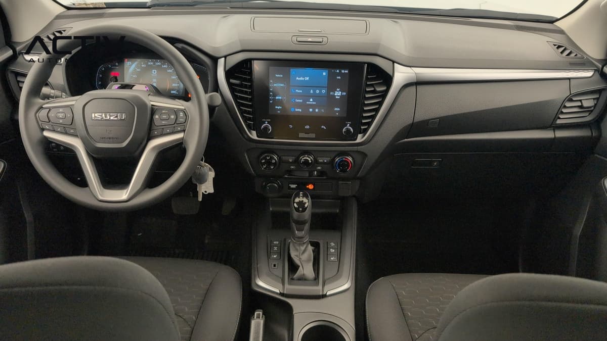 Isuzu D-MAX : planche de bord avec écran tactile, volant à commandes et levier de vitesses automatique