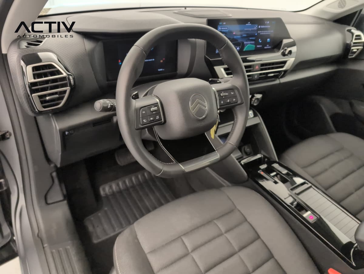 Citroën C4 : habitacle avant côté conducteur avec volant, écran tactile et siège en tissu